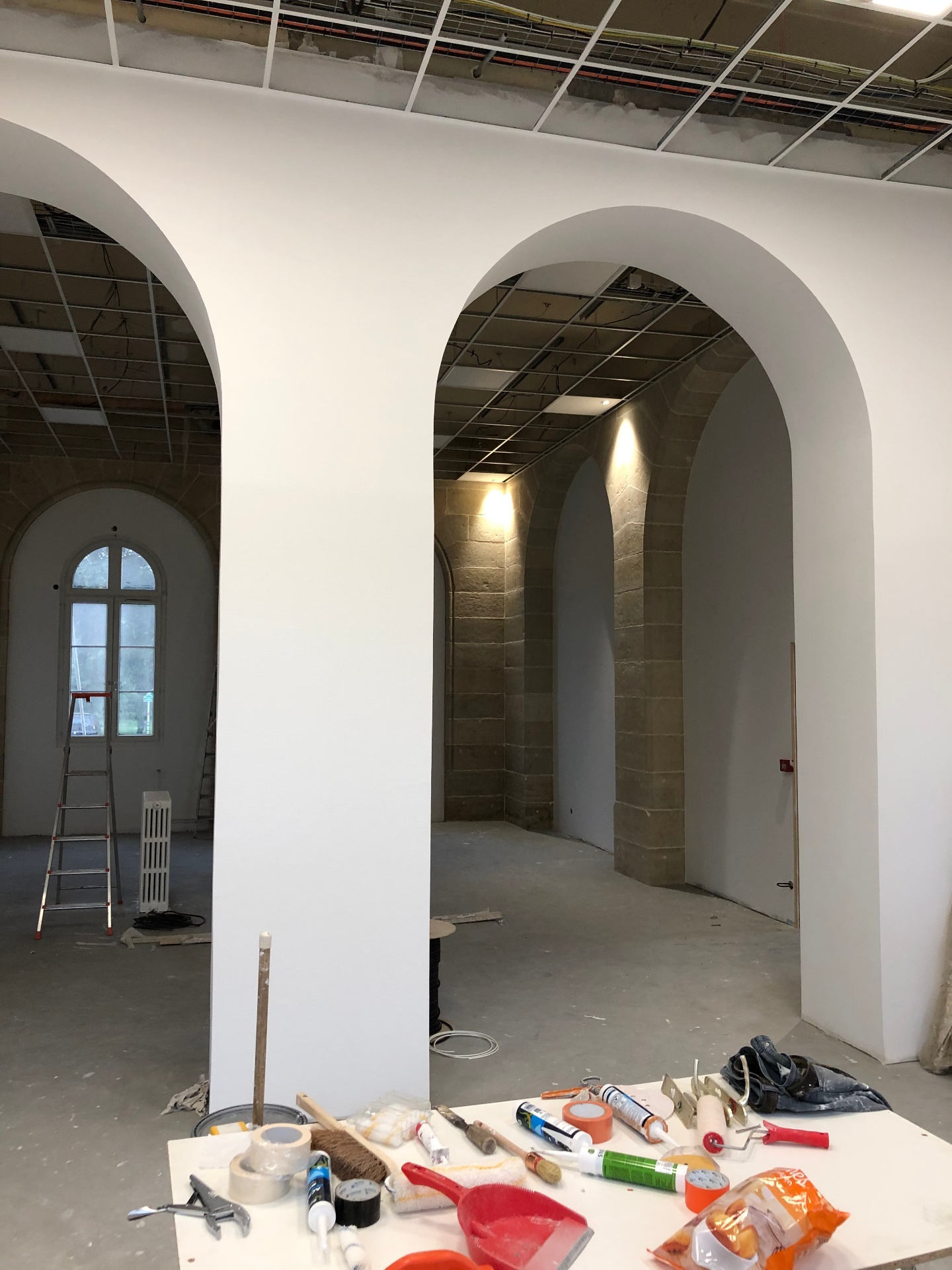 Rénovation intérieure — salle avec arches
