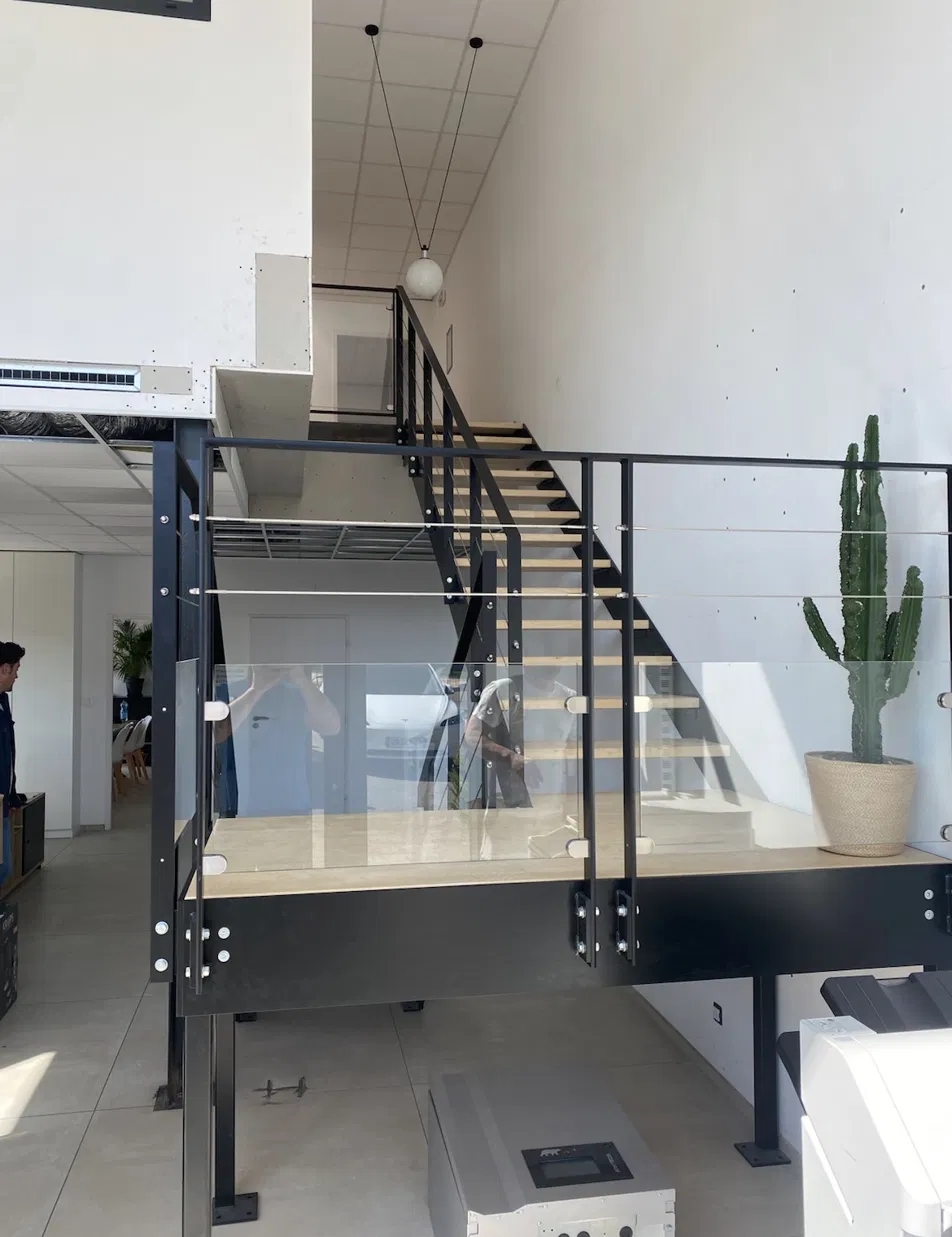 Rénovation intérieure — mezzanine avec escalier bois et verrière