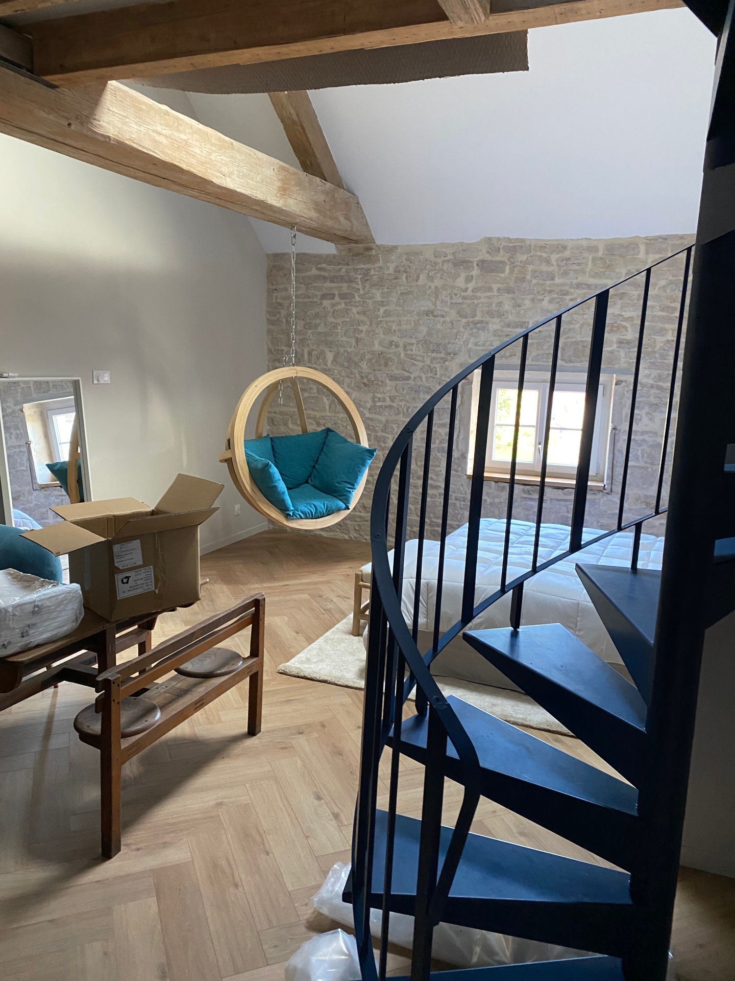 Mezzanine suspendue avec escalier métallique